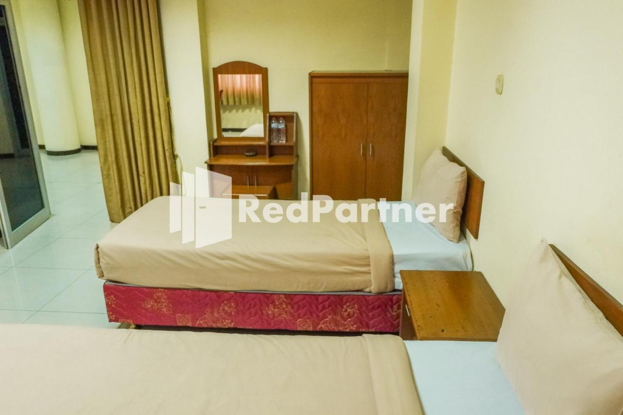 Grand Kembar Hotel Mitra Reddoorz Bandung Esterno foto