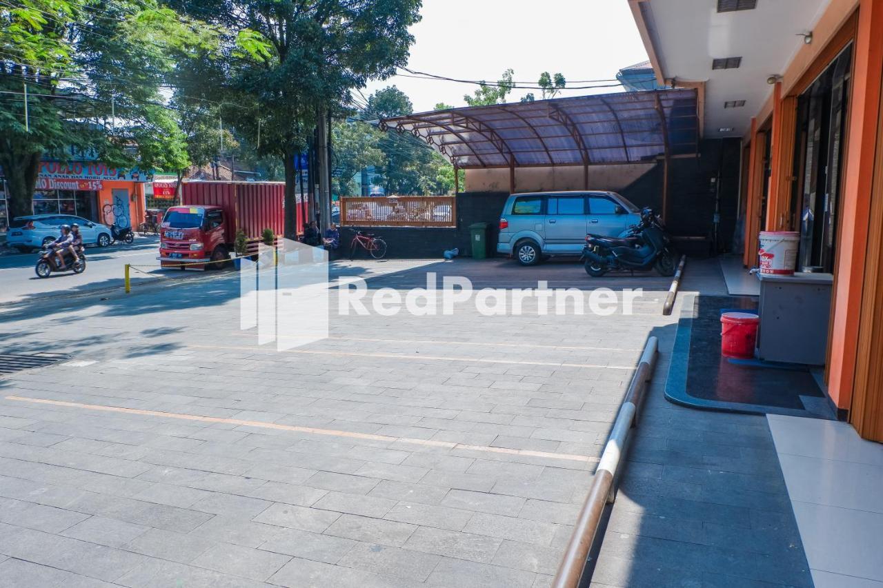 Grand Kembar Hotel Mitra Reddoorz Bandung Esterno foto