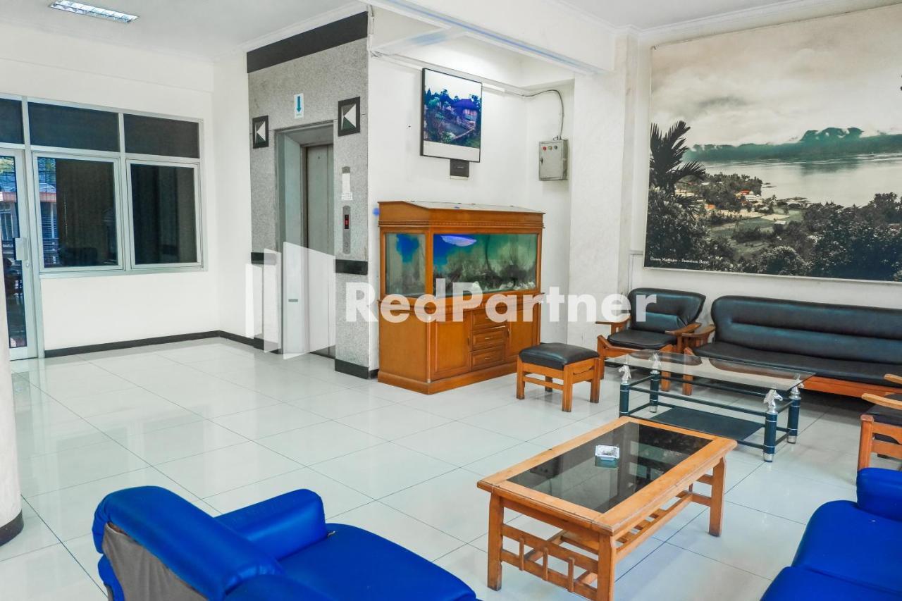 Grand Kembar Hotel Mitra Reddoorz Bandung Esterno foto